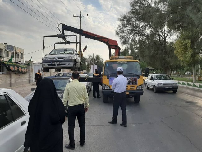 انتقال ۲۰۰دستگاه خودرو غیرمجاز به پارکینگ/زائران خودروهای خود را در خیابان‌های مهران پارک نکنند.