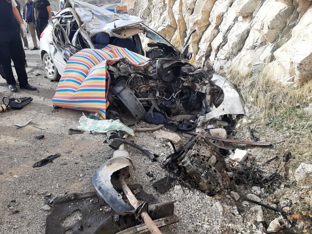 تصادف مرگبار یکدستگاه خودروی پژو۲۰۶ با کامیون در جاده ایلام-مهران محدوده مهدی آباد دو کشته برجای گذاشت