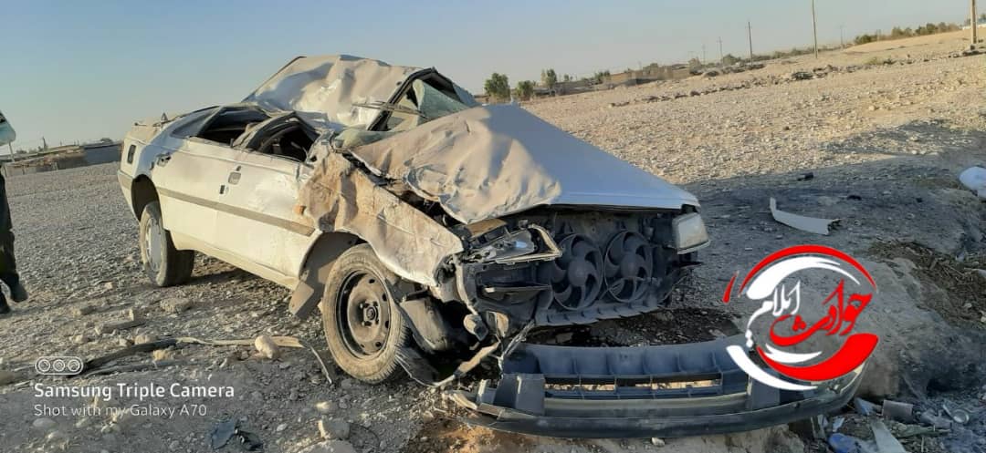 واژگونی شدید خودروی پژو۴۰۵ در محور مهران+تصویر
