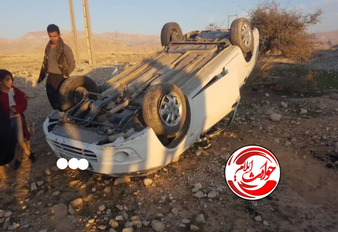 واژگونی خودروی تیبا در جاده مهران-دهلران+عکس