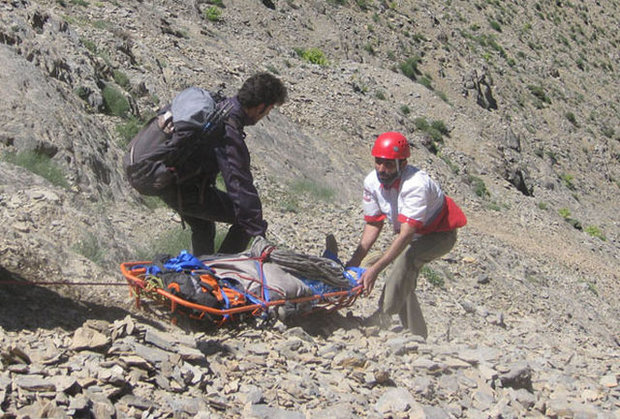 نجات مرد ۶۰ ساله گرفتار شده در ارتفاعات در ایلام