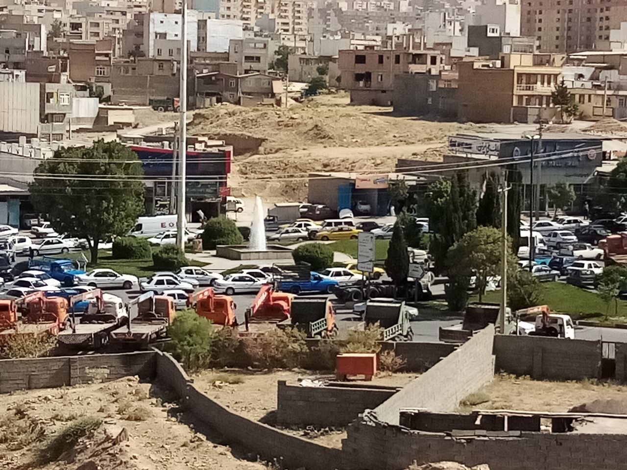ترافیک و توقف  ماشین آلات سنگین راهسازی اطراف میدان امام حسن(ع) شهر ایلام