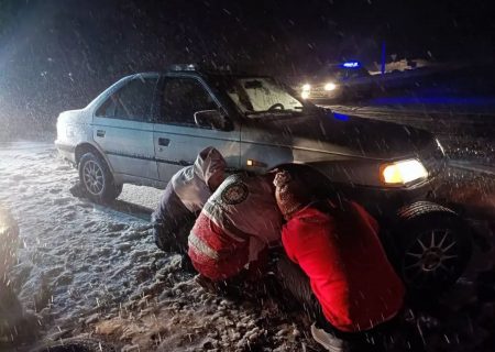 امدادرسانی نجاتگران هلال احمر ایلام به ۳۱ خودرو گرفتار در محور برفگیر ایلام به سرابله