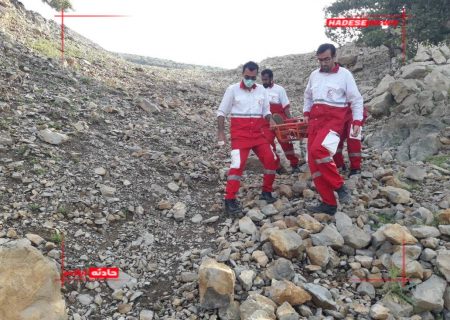 نجات فرد بیمار در ارتفاعات کبیرکوه توسط نجاتگران هلال احمر شهرستان آبدانان