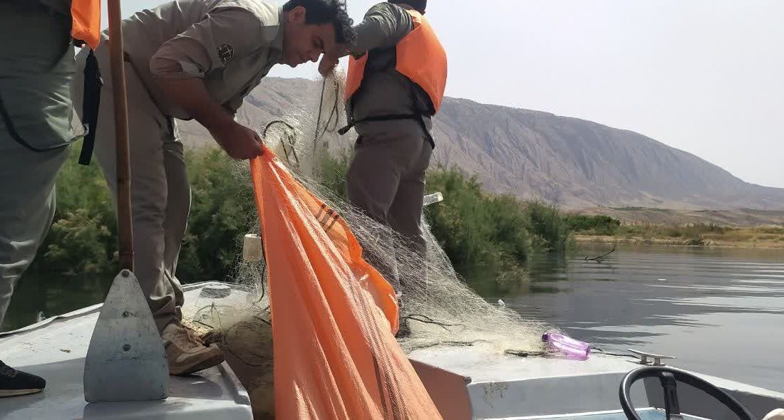 جمع آوری تجهیزات غیرمجاز صید آبزیان در دریاچه سد سیمره
