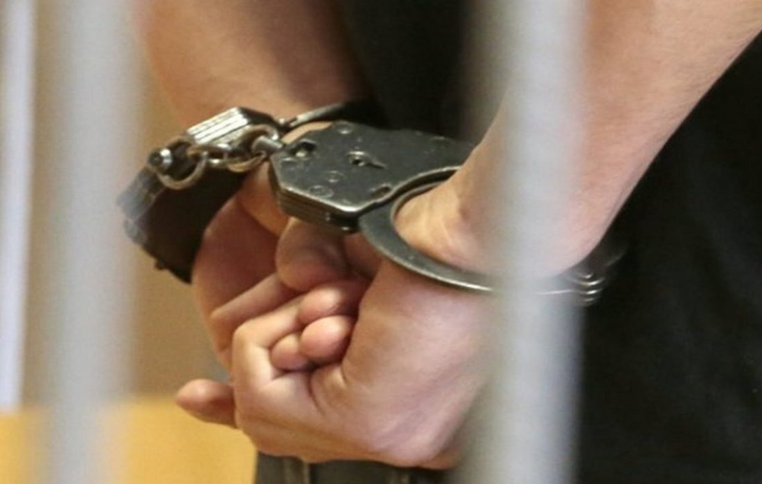 دستبند پلیس بر دستان قاتل جوان ۲۱ ساله در مهران