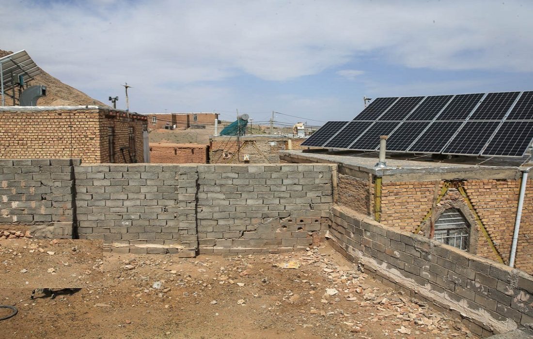 ۷۴ دستگاه سامانه خورشیدی قابل حمل به عشایر مهران اهدا شده است
