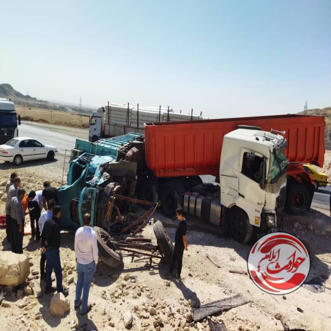 تصادف شدید تریلی با کامیون در محور مهران