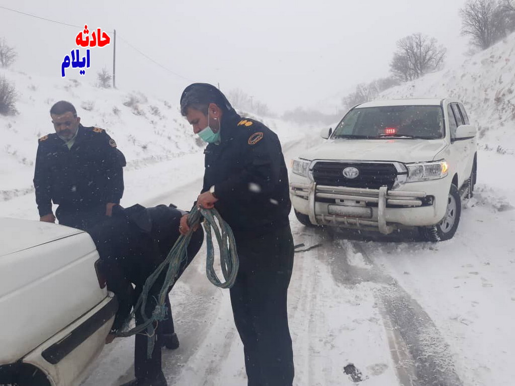 امداد رسانی پلیس به ۱۴۵۰ خودرو گرفتار دربرف+تصاویر