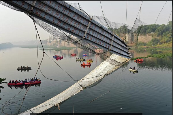 ۱۳۲ نفر در ریزش پلی در هند کشته شدند