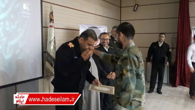 بوسه سردار القاصی مهر بر دستان سرباز حافظ امنیت