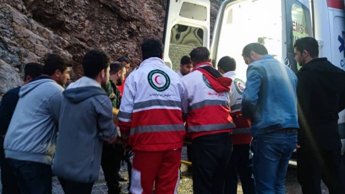 نجات فرد مصدوم توسط نجاتگران جمعیت هلال احمر شهرستان آبدانان