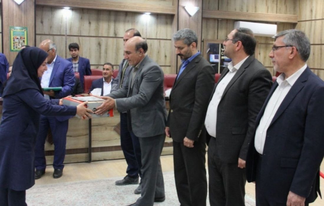 تجلیل از ۱۴ کارگر نمونه استان ایلام+تصاویر