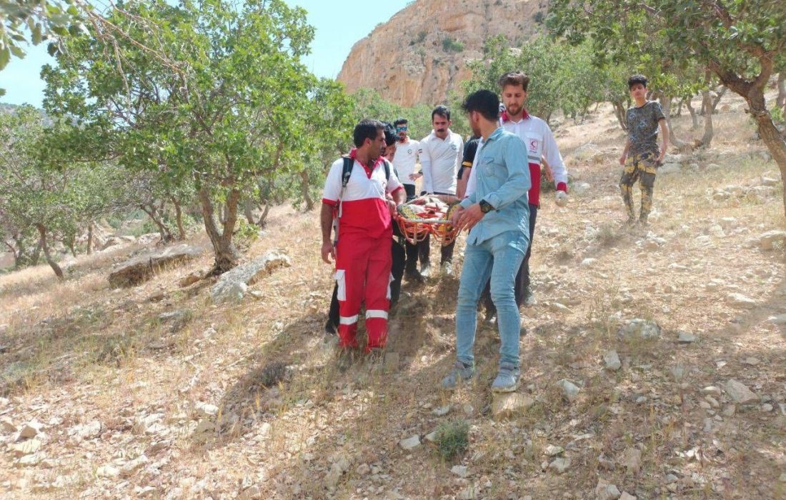 نجات مصدوم ۳۶ ساله از ارتفاعات منطقه کل انار شهرستان ایلام توسط نجاتگران هلال احمر