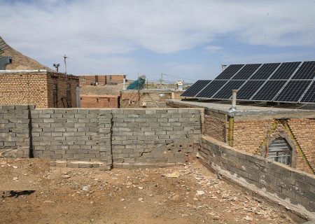 ۷۴ دستگاه سامانه خورشیدی قابل حمل به عشایر مهران اهدا شده است