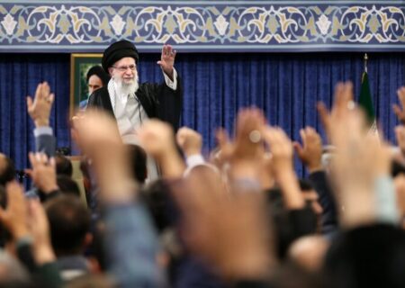 رهبر انقلاب: شهید رئیسی خود را از مردم برتر نمی‌دانست