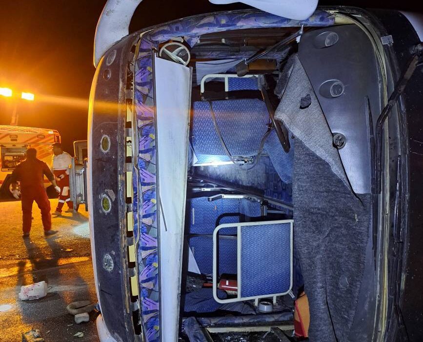 یک کشته و ۱۸ مصدوم واژگونی اتوبوس در نزدیکی تونل آزادی ایلام