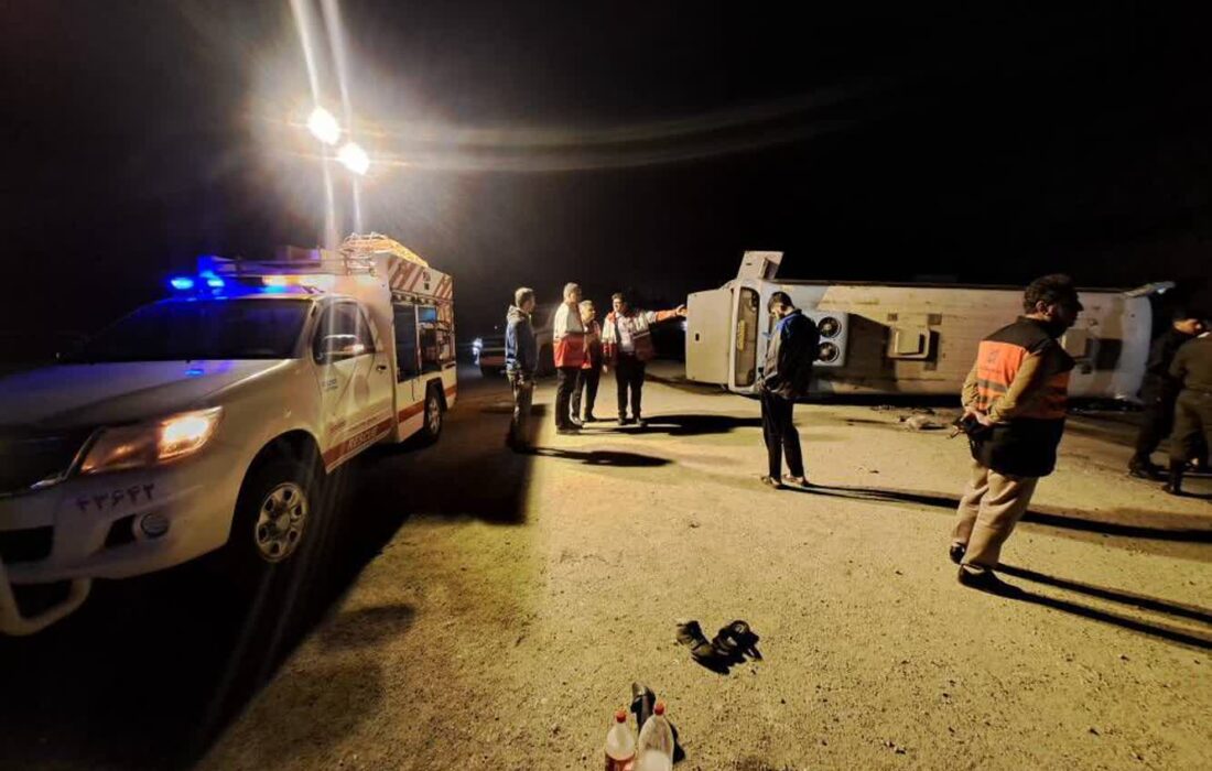 واژگونی اتوبوس در محور تونل آزادی ایلام / یک کشته و ۱۸ مصدوم