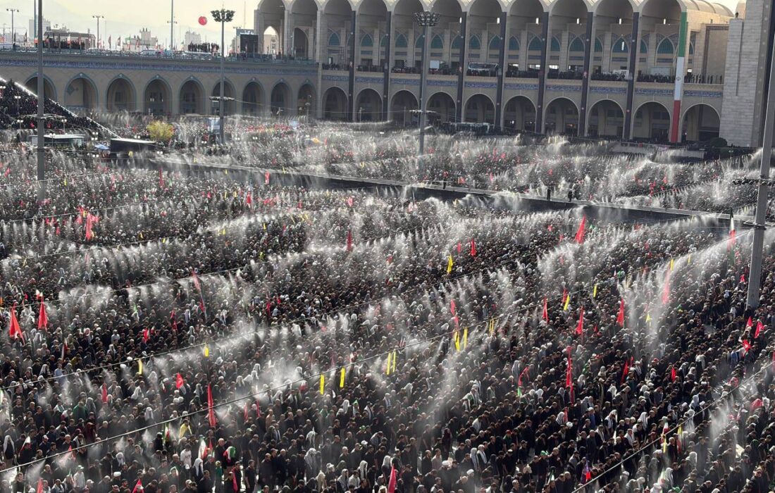 اقامه نماز بر پیکر مطهر رهبر شهید